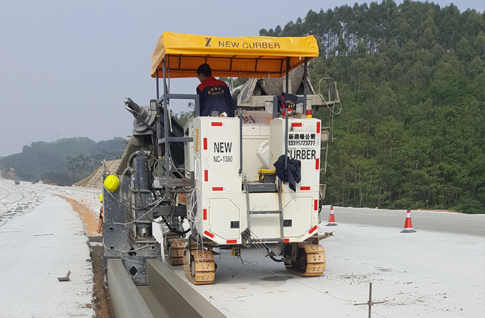 廣東惠州仁博高速排水溝-NC1300滑模攤鋪機(jī)壓路機(jī)滑模施工