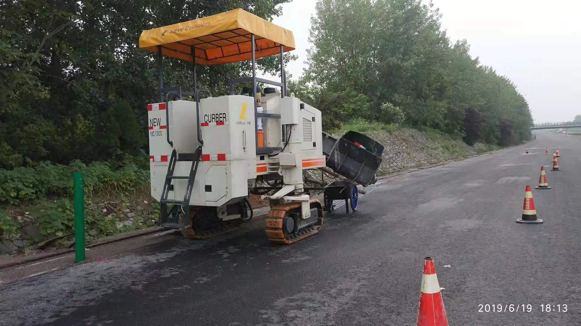路面攤鋪開始前，務(wù)必要對(duì)混凝土路緣石滑模攤鋪機(jī)的性能進(jìn)行全面檢查